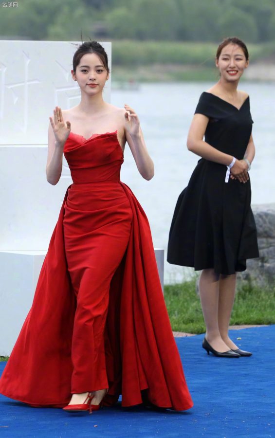 欧阳娜娜穿抹胸红裙踩高跟鞋美丽动人(1/16)