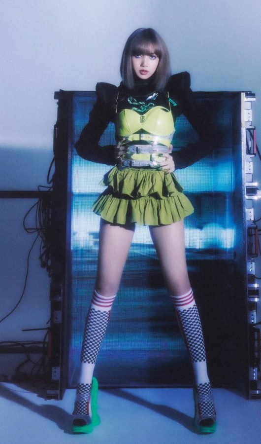 LISA紧身胸衣配百褶裙，苗条身材下的修长美腿太吸睛。(1/6)