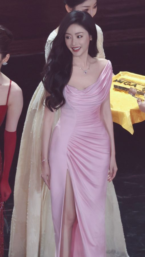 微博视界大会张天爱穿高开叉裙踩防水台恨天高尽显性感风采(6/8)