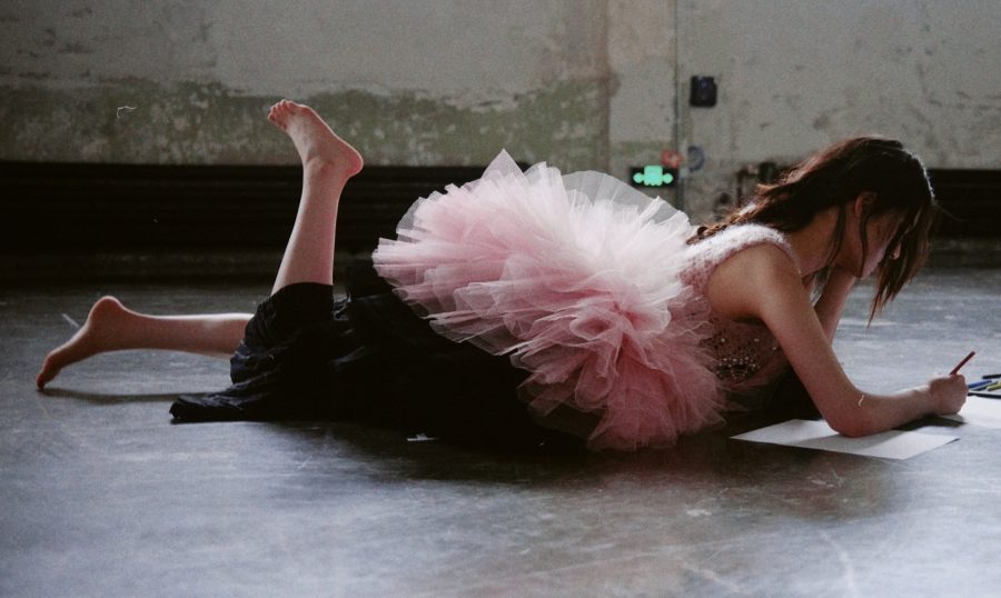 欧阳娜娜光着脚丫趴在地板上画画(1/2)