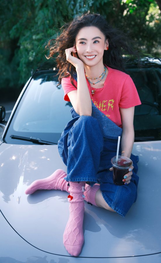 张柏芝脚穿棉袜坐在吉利星愿汽车的机盖上拍照(1/7)