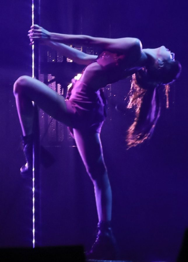 LISA舞台大秀苗条“小蛮腰”！粉色爱心战衣配超短裙，一双逆天美腿太惹火。(2/3)