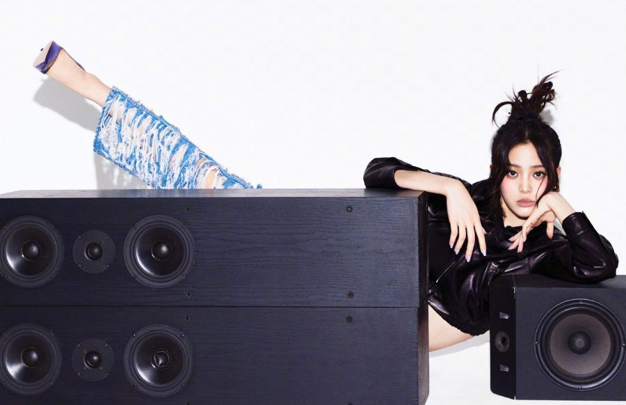 欧阳娜娜蓝色高跟鞋的极致诱惑！破洞牛仔裤也挡不住逆天长腿(2/6)