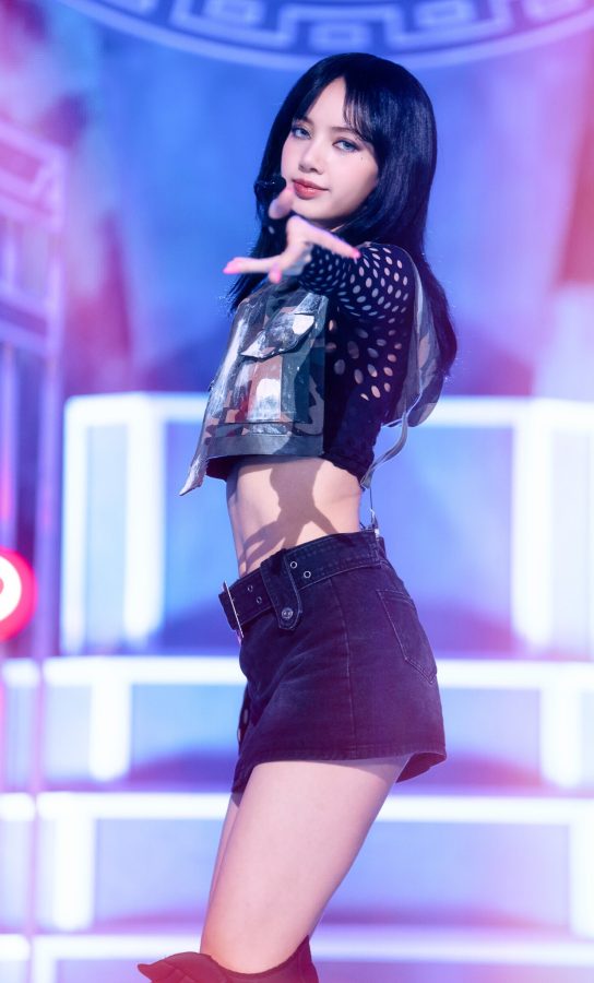 LISA！舞台上大秀苗条好身材，超短裙下的笔直长腿简直“鲨”疯了。(1/8)