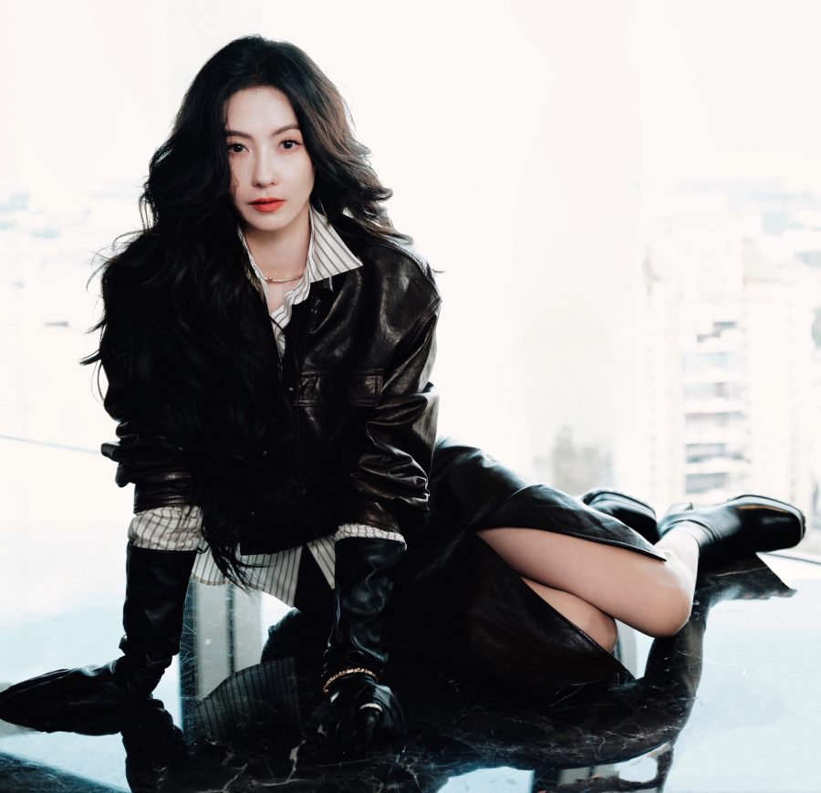 张柏芝酷飒女王风！皮衣短裙配高跟长靴尽显女王霸气。(3/5)