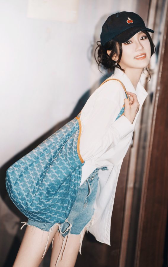 电梯偶遇“长腿”美少女张可盈！白衬衫配热裤，一双“漫画腿”简直逆天。(4/4)