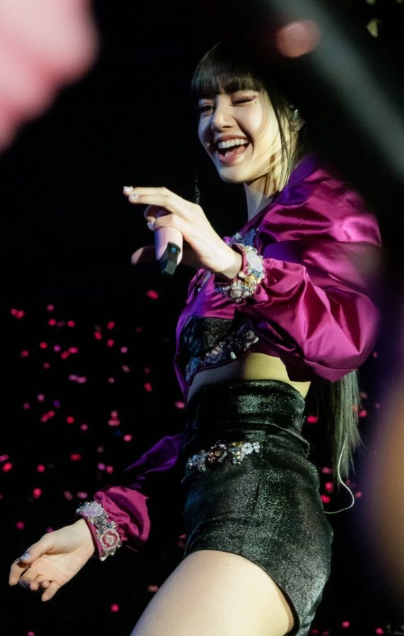 LISA穿着火辣再台上热歌劲舞(14/14)