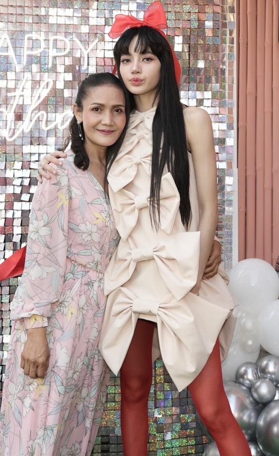 LISA化身“礼物甜心”！巨型蝴蝶结裙配红色丝袜，一双美腿太惹火。(6/8)