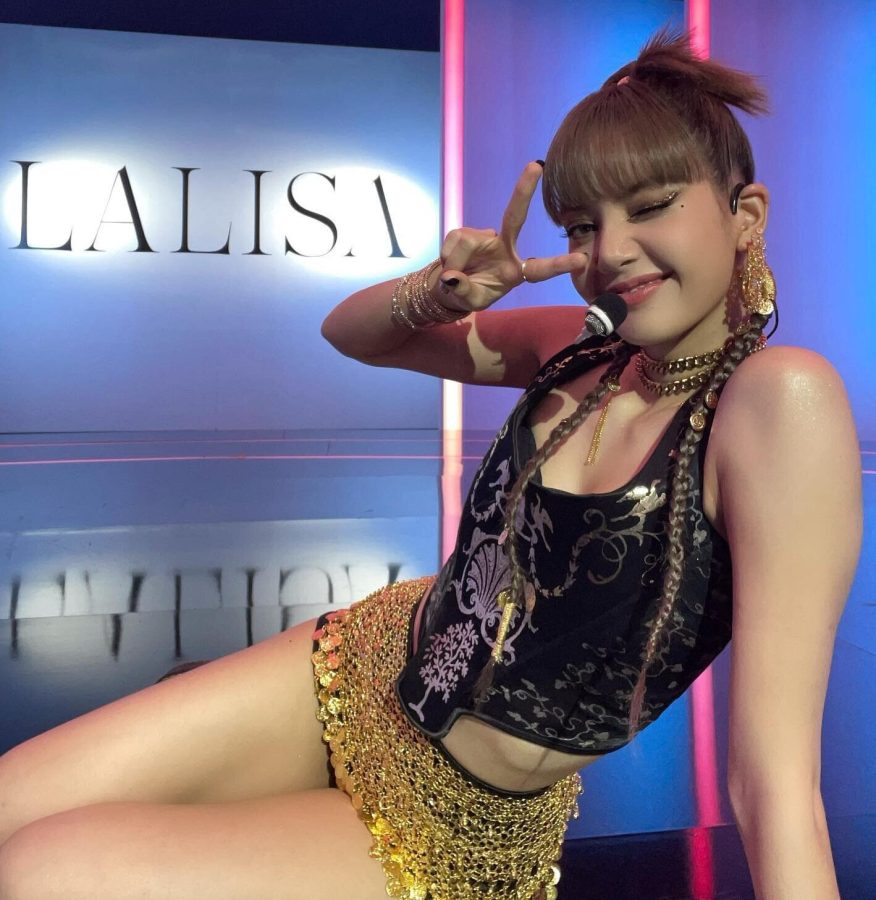 霸气“腿精”LISA！金色“战甲”包裹曼妙身姿(5/5)