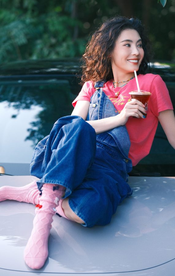 张柏芝脚穿棉袜坐在吉利星愿汽车的机盖上拍照(3/7)