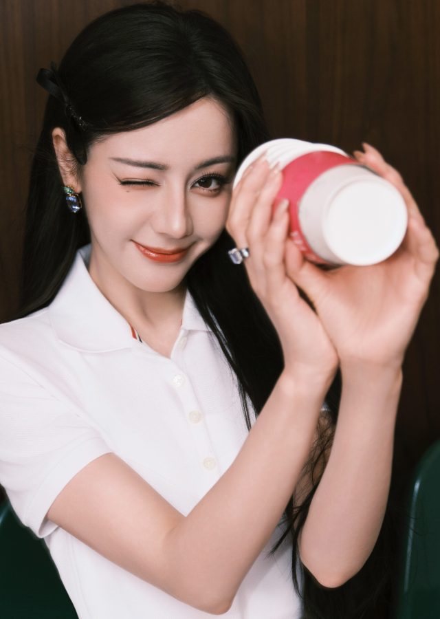 迪丽热巴穿白裙出席护舒宝新品全球发布会美腿纤细(3/15)