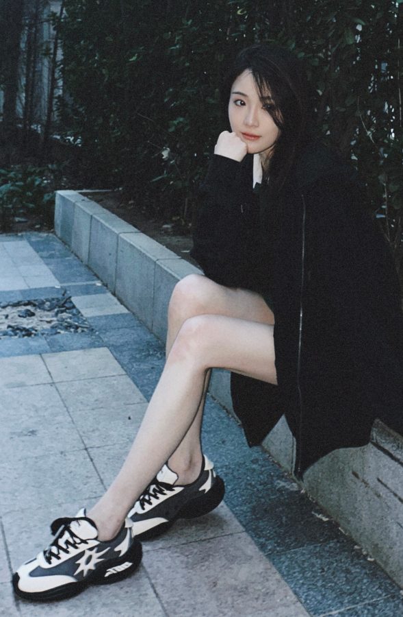 张可盈坐在路边展示纤细修长的玉腿(2/2)