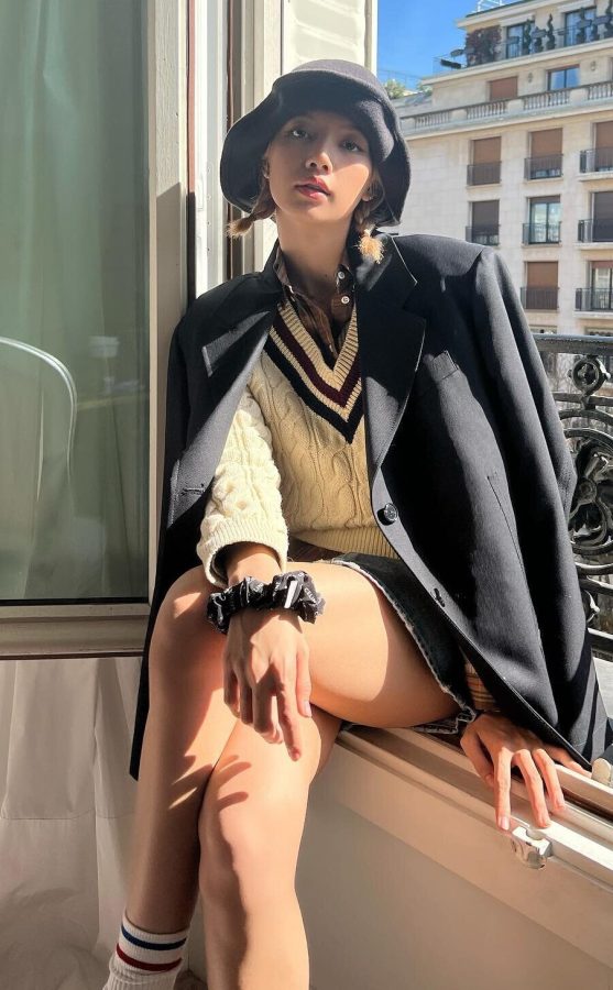 LISA的日常！毛衣短裤配小白鞋，蹲在阳台晒太阳，一双长腿藏不住(3/6)