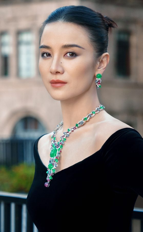 宋佳气质高贵身着黑色天鹅绒长裙配细跟凉鞋，尽显曼妙身姿与奢华珠宝。(4/4)