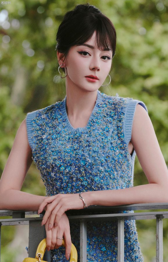 迪丽热巴时尚秀场前排的甜美“腿精”！蓝色亮片裙大秀雪白美腿，气质太出众。(13/15)