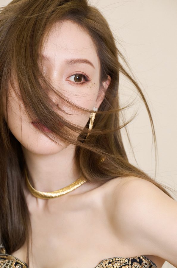 张天爱穿黄金色抹胸礼服半露玉足，高清美脸红唇迷人(4/11)