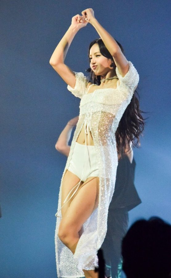 LISA穿吊带配短裤在台上大秀美腿(5/5)