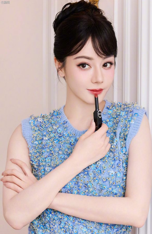 迪丽热巴时尚秀场前排的甜美“腿精”！蓝色亮片裙大秀雪白美腿，气质太出众。(12/15)