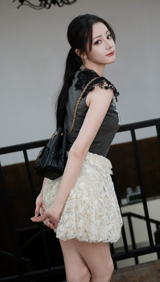 迪丽热巴蕾丝仙女裙配T恤，一双美腿在平底鞋的衬托下依旧抢镜(4/4)