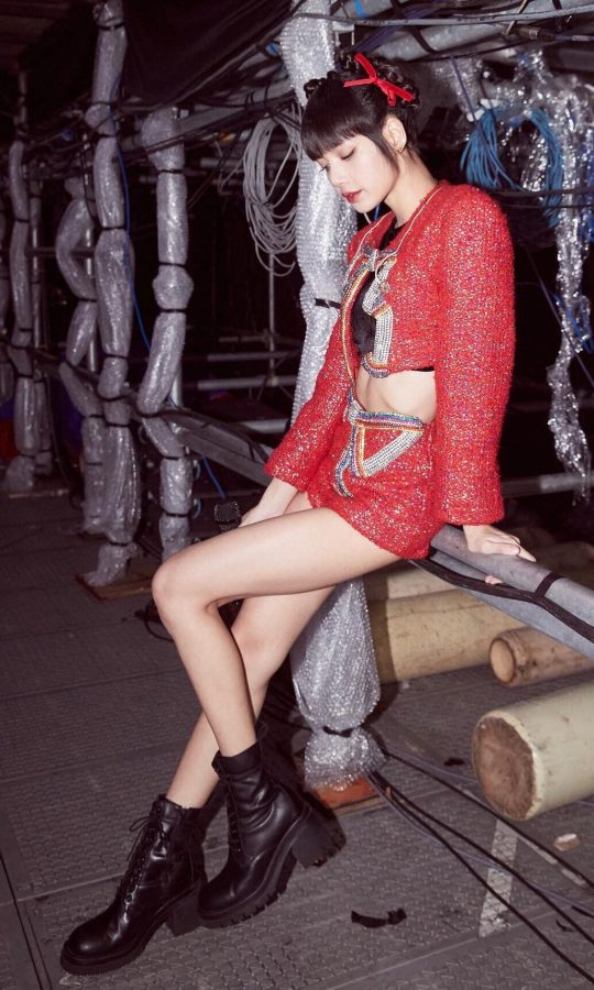 LISA穿热烈红色套装短裤秀出纤细光滑的美腿(1/3)