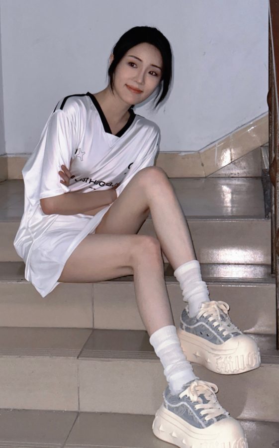 张可盈穿运动服配短裙坐在楼梯上拍照(1/5)