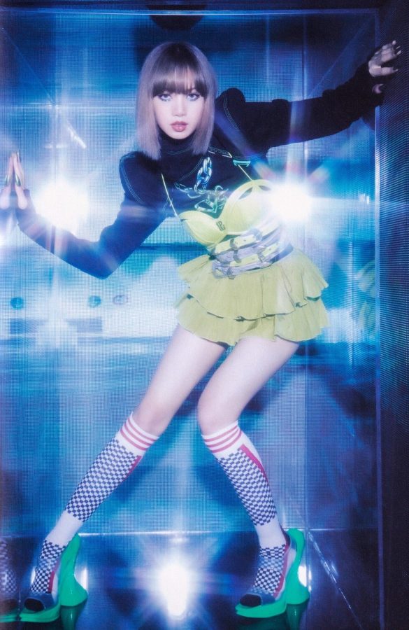 LISA紧身胸衣配百褶裙，苗条身材下的修长美腿太吸睛。(2/6)