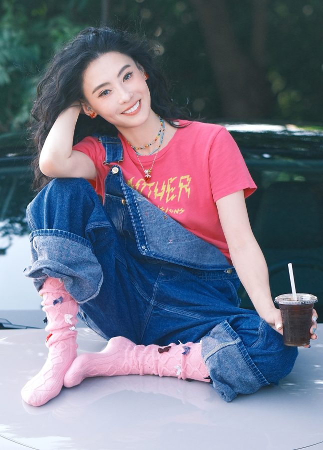 张柏芝脚穿棉袜坐在吉利星愿汽车的机盖上拍照(4/7)