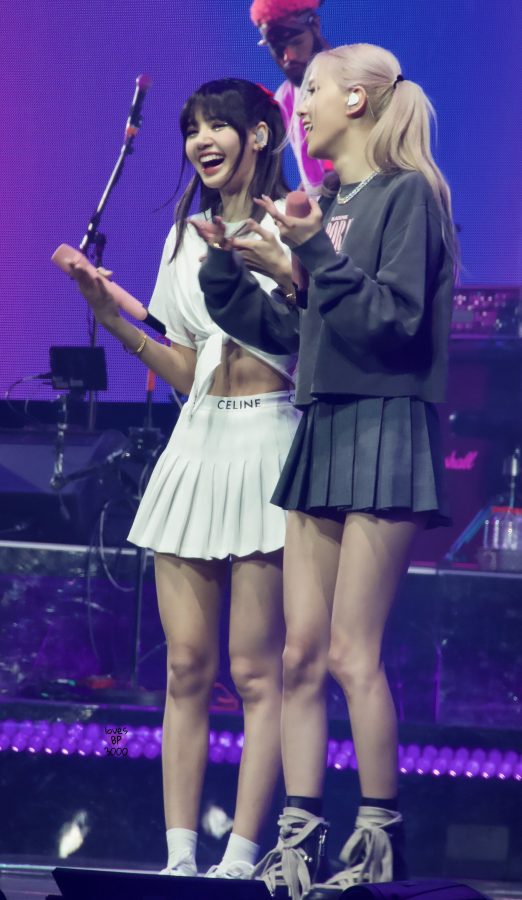 BLACKPINK表演舞台上LISA和Rosé朴彩英同台(1/5)