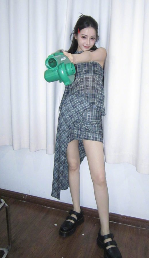 迪丽热巴格子短裙下的苗条美腿(2/3)