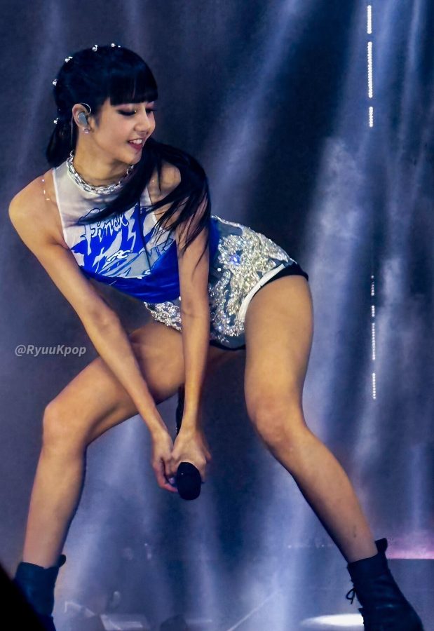 LISA的舞台暴击！热舞下蹲大秀“蜜大腿”，这苗条身材简直绝了。(1/3)