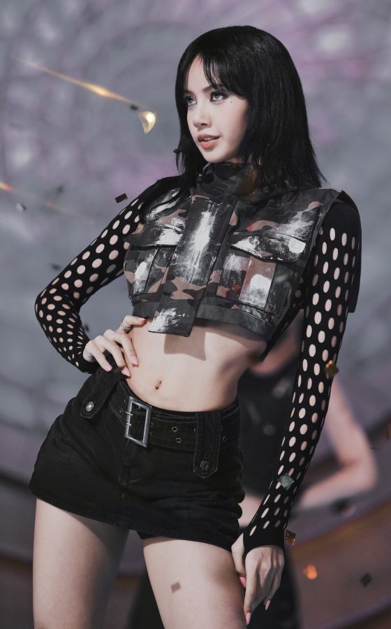 LISA！舞台上大秀苗条好身材，超短裙下的笔直长腿简直“鲨”疯了。(7/8)