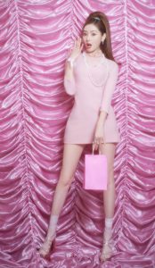 张天爱穿小粉裙脚穿短裤薄丝袜拍摄少女感写真