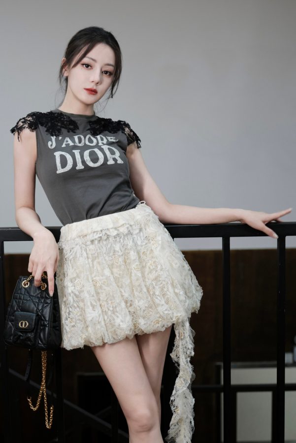 迪丽热巴蕾丝仙女裙配T恤，一双美腿在平底鞋的衬托下依旧抢镜(2/4)