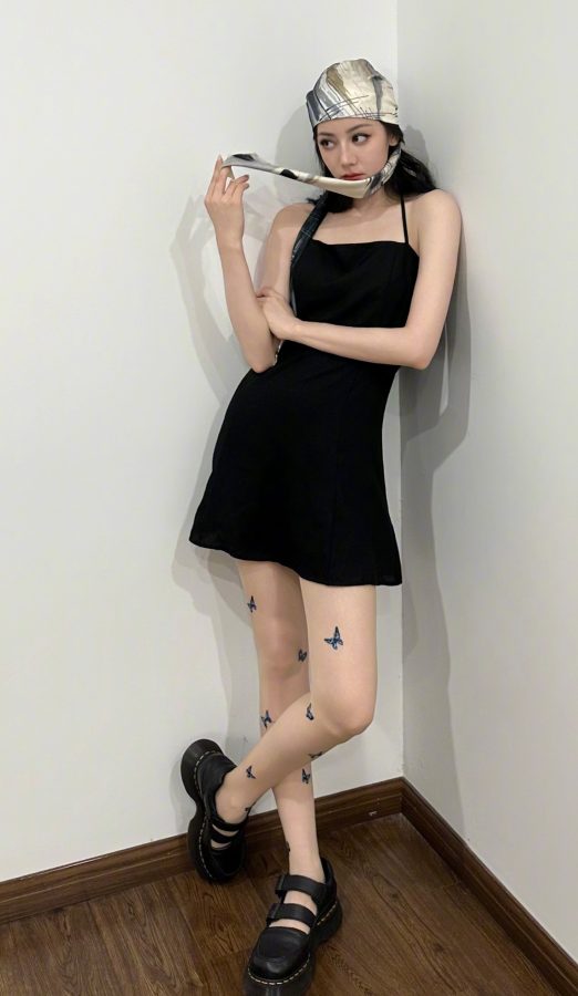 迪丽热巴时尚新玩法！蝴蝶丝袜太抢镜(2/7)