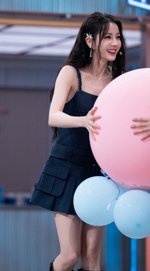 美腿女明星迪丽热巴穿皮靴录制《你好星期六》(11/12)