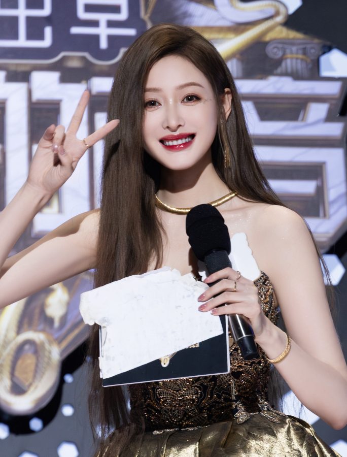 张天爱穿黄金色抹胸礼服半露玉足，高清美脸红唇迷人(8/11)