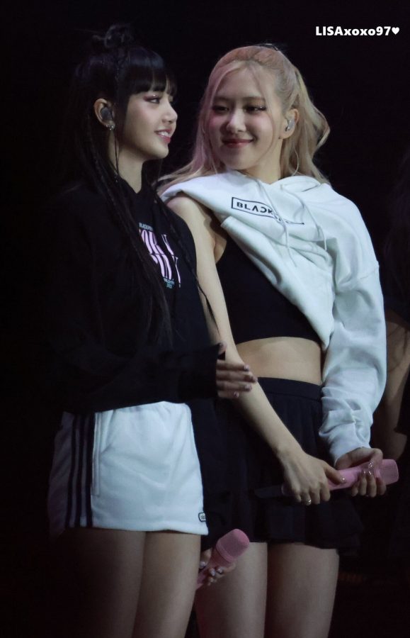 LISA短款卫衣配白色短裙，一双美腿在白色短裙下白到发光。(6/6)