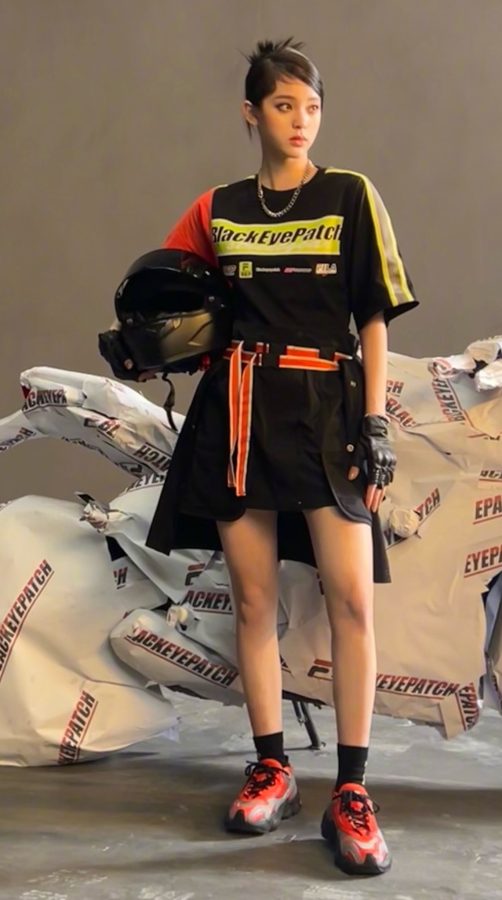 欧阳娜娜坐在轮胎上秀少女腿表情搞怪(4/5)