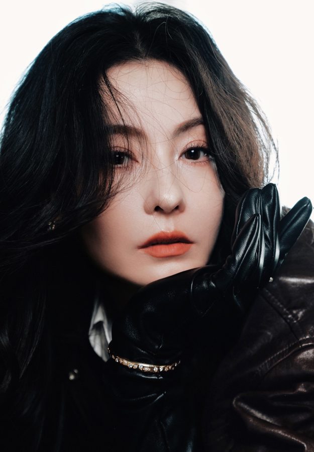 张柏芝酷飒女王风！皮衣短裙配高跟长靴尽显女王霸气。(4/5)