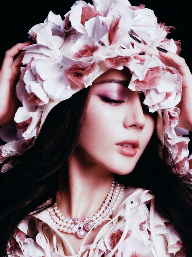 迪丽热巴穿丝袜为《ELLE》拍摄写真大片(3/5)