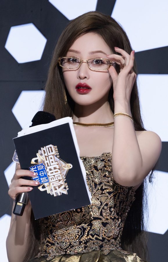 张天爱穿黄金色抹胸礼服半露玉足，高清美脸红唇迷人(9/11)