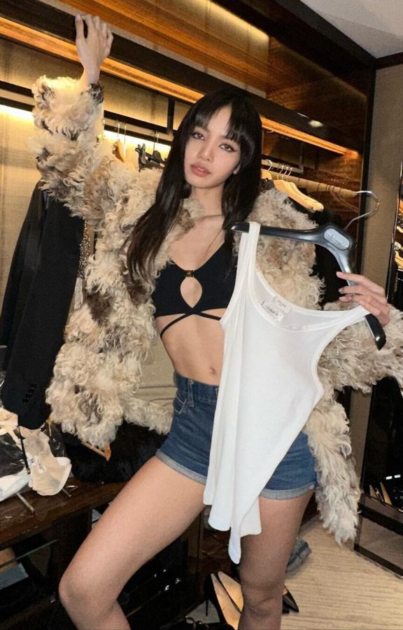 LISA穿牛仔热裤大秀逆天长腿(4/6)