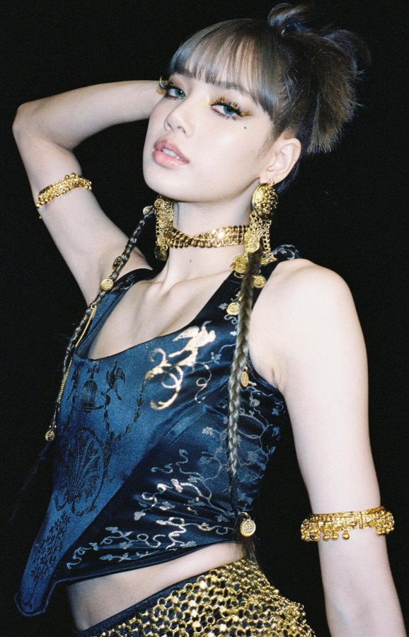 霸气“腿精”LISA！金色“战甲”包裹曼妙身姿(4/5)