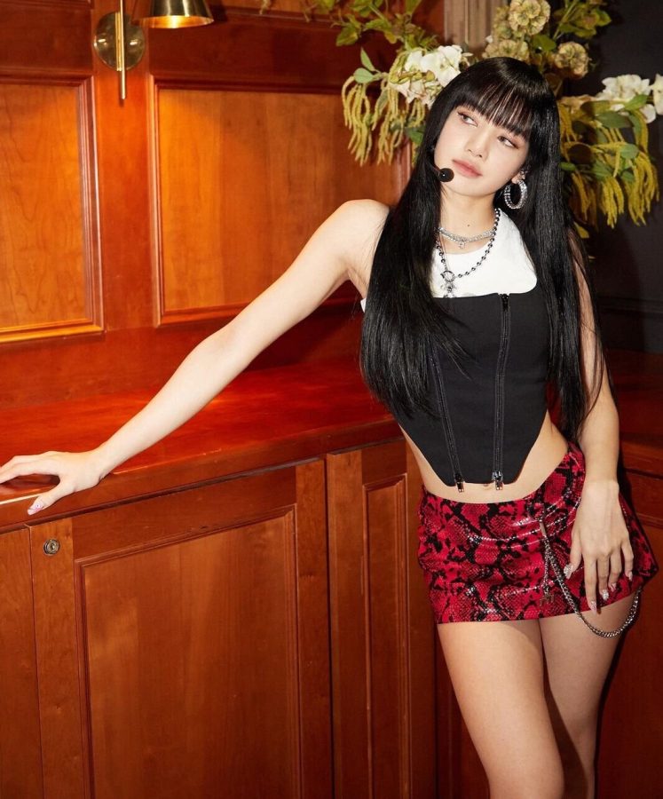 甜酷辣妹LISA上线！齐刘海造型A爆，红色蛇纹短裙下的“漫画腿”太惹火。(3/4)