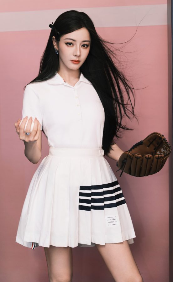 迪丽热巴穿白裙出席护舒宝新品全球发布会美腿纤细(10/15)