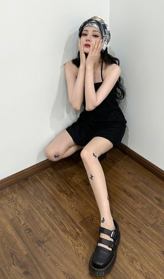 迪丽热巴时尚新玩法！蝴蝶丝袜太抢镜(3/7)