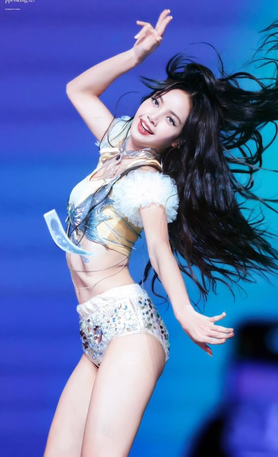 LISA热舞大秀逆天长腿，甜美笑容电力十足。(1/14)