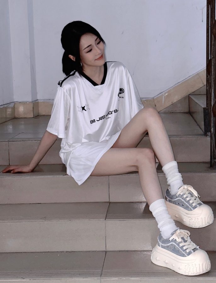 张可盈穿运动服配短裙坐在楼梯上拍照(2/5)