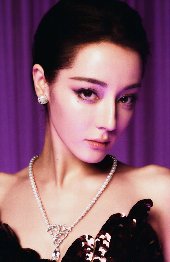 迪丽热巴穿丝袜为《ELLE》拍摄写真大片(5/5)