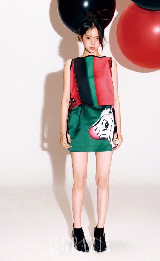 《红秀》杂志欧阳娜娜年轻纤细笔直的美腿(1/3)